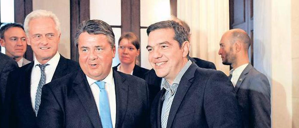 Zeit verbringen. Tsipras und Gabriel nach langem Gespräch. 
