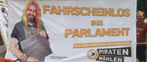Die Piraten stellen ihre Wahlplakate vor.