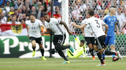 Die Wade hält. Jerome Boateng auf dem Weg zur Bank - der erste Dank gilt dem Mannschaftsarzt.