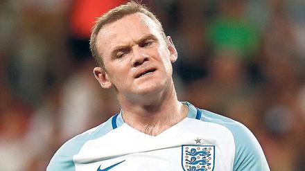 Erst kaltblütig, dann schwermütig. Wayne Rooney konnte England nicht vor der Blamage retten. Foto: Reuters/Pfaffenbach