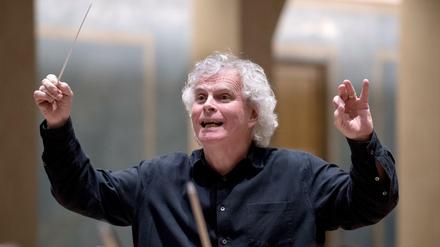 Im Takt. Simon Rattle und seine Philharmoniker spielen Ende August open air im Kulturforum.