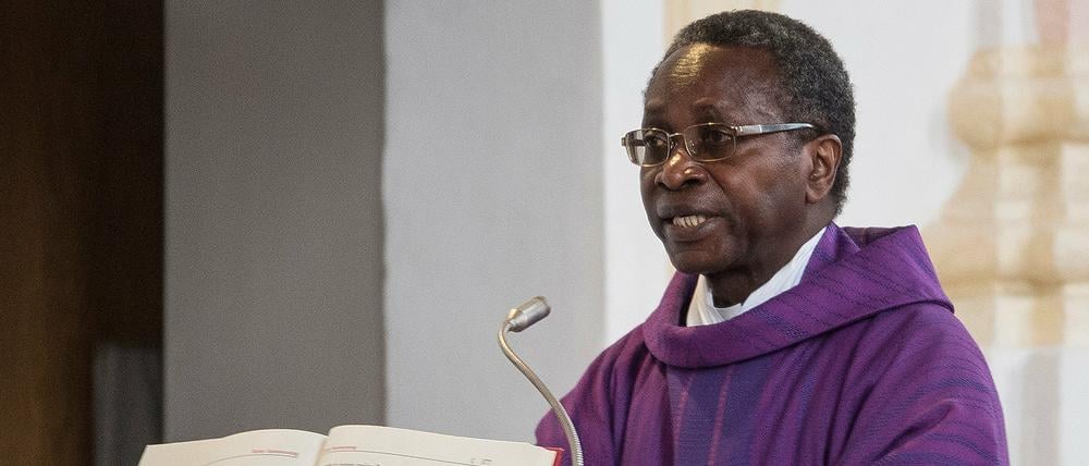 Der Pfarrer Olivier Ndjimbi-Tshiende spricht am 06.03.2016 in der Kirche von Zorneding (Bayern).