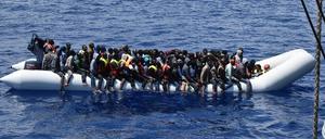 in Seenot geratenen Flüchtlinge vor der Küste von Lybien