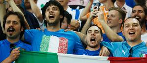 Italienische Fans singen mit Stolz und Emotionen Italiens Hymne als perfekte Einstimmung auf das Spiel.
