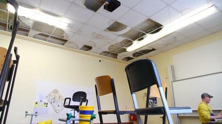Feuchtigkeitsschäden und herabgefallene Deckenplatten verunstalten den Physikraum im Fichtenberg-Gymnasium in Berlin-Steglitz.