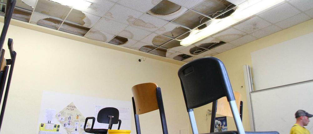 Feuchtigkeitsschäden und herabgefallene Deckenplatten verunstalten den Physikraum im Fichtenberg-Gymnasium in Berlin-Steglitz.