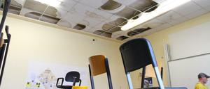Feuchtigkeitsschäden und herabgefallene Deckenplatten verunstalten den Physikraum im Fichtenberg-Gymnasium in Berlin-Steglitz.