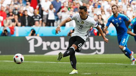 Halbhoch ins Torwarteck. Mesut Özil verschoss einen Strafstoß.