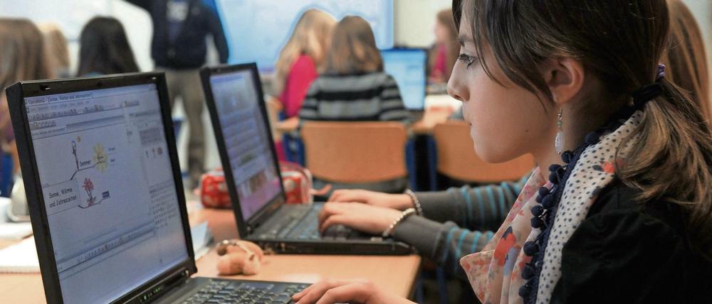 Schülerinnen und Schüler können sich für einen Journalismus-Workshop anmelden.