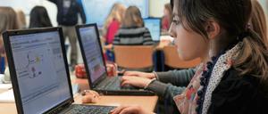 Schülerinnen und Schüler können sich für einen Journalismus-Workshop anmelden.