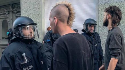 Seit Wochen eskaliert die Situation in der Rigaer Straße in Friedrichshain immer wieder. Linksautonome und Punks stehen einer Menge Polizisten unversöhnlich gegenüber.