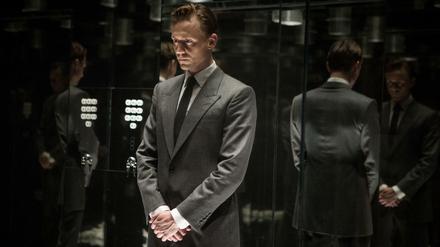 Abwärts. Laing (Tom Hiddleston), neu im Hochhaus, erkundet seine Umgebung. 