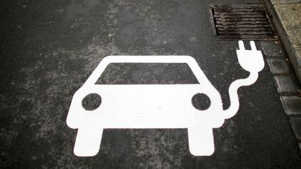 Um die Nutzung von E-Autos voranzutreiben, dürfen Städte ihren Besitzern Sonderrechte geben. Allerdings machen nur wenige Kommunen davon Gebrauch. 