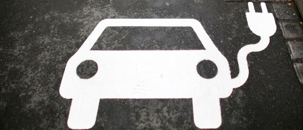 Um die Nutzung von E-Autos voranzutreiben, dürfen Städte ihren Besitzern Sonderrechte geben. Allerdings machen nur wenige Kommunen davon Gebrauch. 
