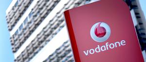 Das Firmenlogo ist in Düsseldorf vor der Deutschlandzentrale von Vodafone zu sehen.
