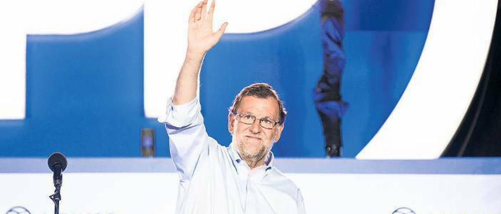 Premier Rajoy lässt sich nach dem Wahlergebnis von seiner Partei feiern.