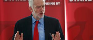 Steht für Rot pur: Oppositionsführer Jeremy Corbyn bei einer Labour-Veranstaltung Ende Juni.