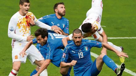 Männer fürs Grobe: Die italienische Abwehr um Bonucci (vorne).