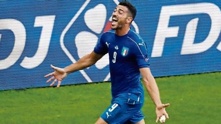 Der Moment, nachdem Graziano Pellè das 2:0 gegen Spanien erzielt hat.
