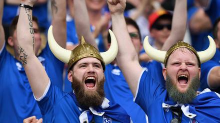 Sie heißen auf jeden Fall ...son mit Nachnamen. Isländische Fans in Siegerpose.