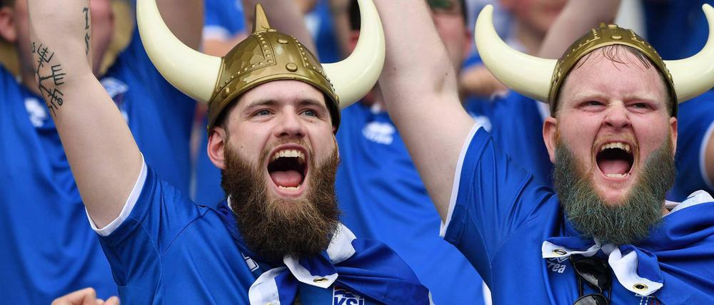 Sie heißen auf jeden Fall ...son mit Nachnamen. Isländische Fans in Siegerpose.