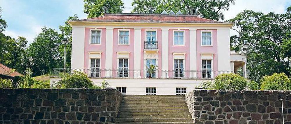 Rückzugsort. Zwischen 2001 und 2007 wurde Schloss Freienwalde aufwendig restauriert. Es gilt als Kleinod preußischer Landbaukunst des Klassizismus – hat aber seit Jahren mit geringen Besucherzahlen und hohen Unterhaltungskosten zu kämpfen.