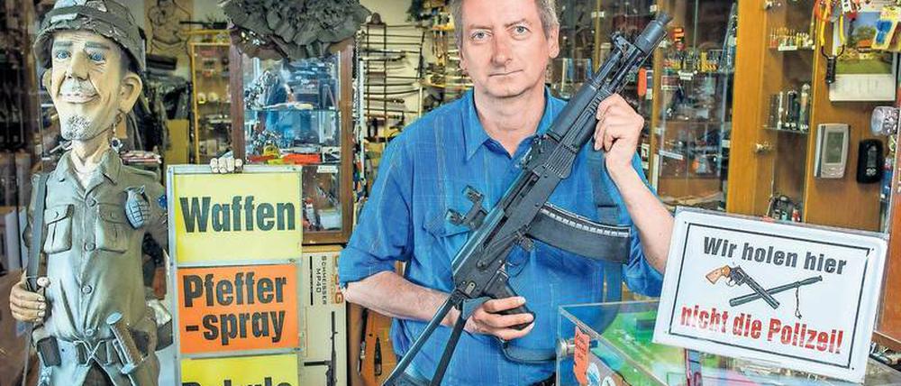 Der Laden von Gunter Fritz ist vollgestopft mit Utensilien für Waffenfans.