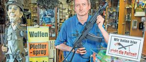 Der Laden von Gunter Fritz ist vollgestopft mit Utensilien für Waffenfans.