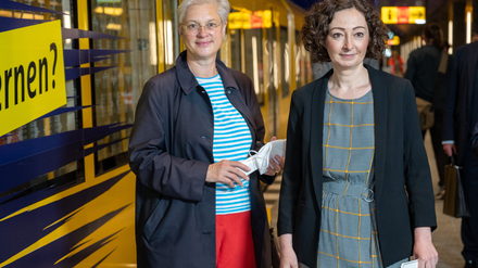 Eva Kreienkamp (l), Vorstandsvorsitzende der BVG, und Ramona Pop (Bündnis 90/ Die Grünen), Senatorin für Wirtschaft, Energie und Betriebe, stehen bei der Eröffnung des U-Bahnhofs Museumsinsel vor einem Sonderzug.