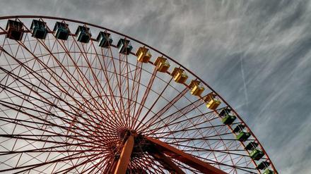 Manchmal, wenn der Wind es will, dreht sich das Rad im verlassenen Spreepark eine Weile - eine gespenstische Szene. Die landeseigene Grün Berlin GmbH will das Gelände im Plänterwald wieder zugänglich machen und sogar das Riesenrad wieder instand setzen. Doch bis dahin dürfte noch viel Zeit vergehen. - Foto: silent-moments photography