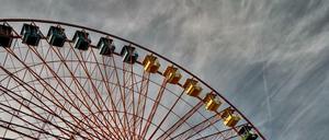 Manchmal, wenn der Wind es will, dreht sich das Rad im verlassenen Spreepark eine Weile - eine gespenstische Szene. Die landeseigene Grün Berlin GmbH will das Gelände im Plänterwald wieder zugänglich machen und sogar das Riesenrad wieder instand setzen. Doch bis dahin dürfte noch viel Zeit vergehen. - Foto: silent-moments photography