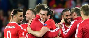 Die walisische Mannschaft feiert den Sieg über Belgien.