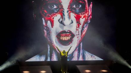 Anohni vor der Videoinstallation bei ihrem Konzert.