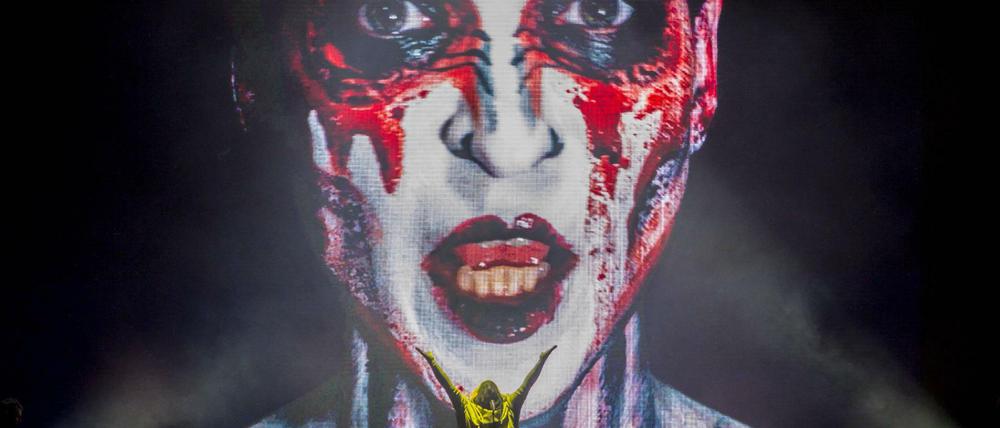 Anohni vor der Videoinstallation bei ihrem Konzert.