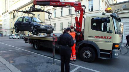 Das wird teurer: Der Senat will künftig höhere Gebühren für das Abschleppen von falsch geparkten Autos.