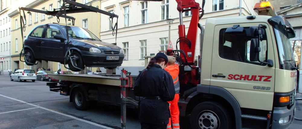 Das wird teurer: Der Senat will künftig höhere Gebühren für das Abschleppen von falsch geparkten Autos.