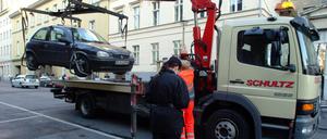 Das wird teurer: Der Senat will künftig höhere Gebühren für das Abschleppen von falsch geparkten Autos.