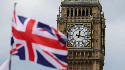 Ein Union Jack weht vor Big Ben.