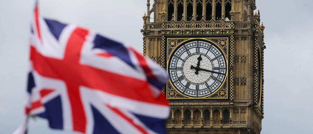 Ein Union Jack weht vor Big Ben.