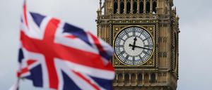 Ein Union Jack weht vor Big Ben.