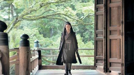 Königin des Schwerts. Shu Qi als Nie Yin-Niang – frei nach der gleichnamigen Erzählung des Tang-Dichters Pei Xing. 
