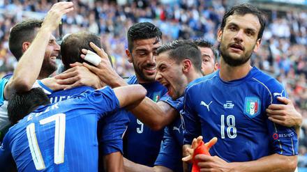 Jubel in Blau. Italien schaltet Spanien aus und trifft im Viertelfinale nun auf die deutsche Mannschaft.