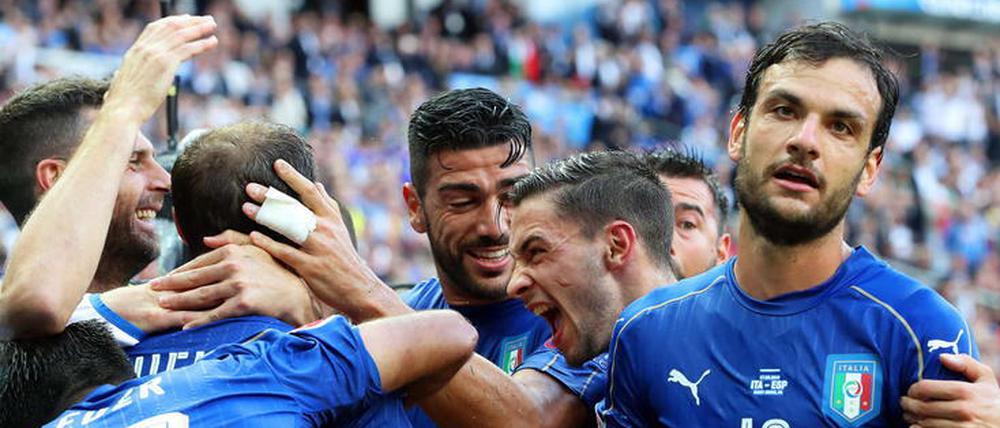 Jubel in Blau. Italien schaltet Spanien aus und trifft im Viertelfinale nun auf die deutsche Mannschaft.