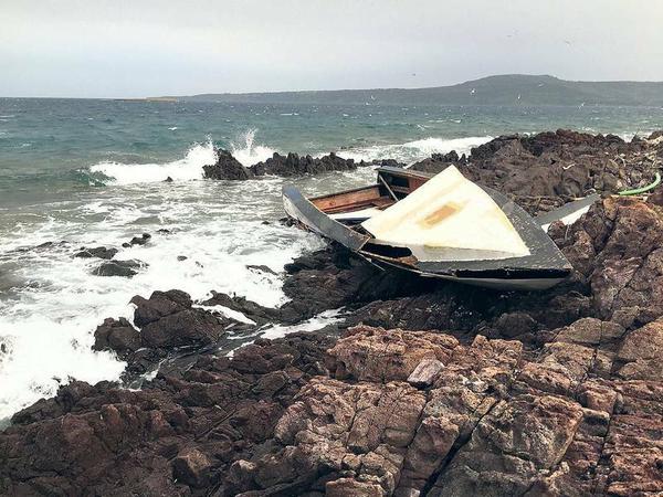Das Flüchtlingsboot sank vor der Insel. Griechische Küstenwächter haben es an Land geschleppt.