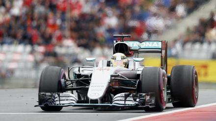 Lewis Hamilton macht die WM wieder spannend, sein Überholmanöver gegen Nico Rosberg war allerdings grenzwertig.