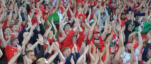 Waliser Fans feuern ihr Team an.