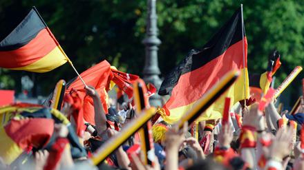 Fußballfans auf der Fanmeile am Brandenburger Tor.