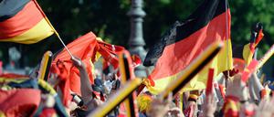 Fußballfans auf der Fanmeile am Brandenburger Tor.
