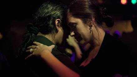 Slowdance auf Abstand? Schwierig. Zum Glück darf seit Juli wieder getanzt werden.