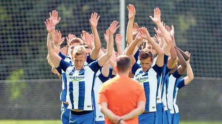 Und die Hände.... zum Himmel! Pal Dardai leitet die 29-köpfige Trainingsgruppe von Hertha BSC an. Foto: dpa/Zinken
